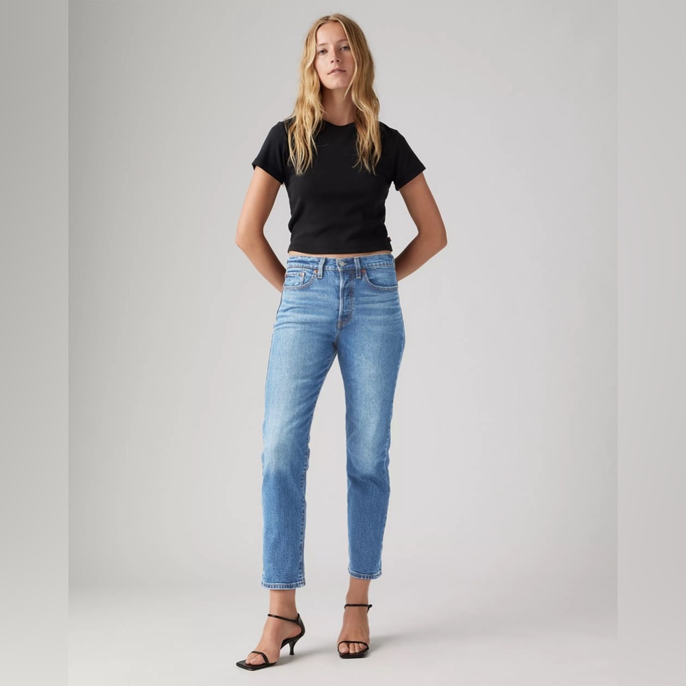 Levi’s Wedgie 99% Cotton cropped jeans Size 24 Light Wash